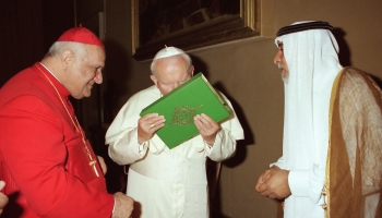 Papież Jan Paweł II w środku całuje Koran, Świętą Księgę Islamu, na zdjęciu zrobionym 14 maja 1999 roku w Watykanie. Chaldejski patriarcha Rafael I Bidawid po lewej. AP Photo / L'Osservatore Romano